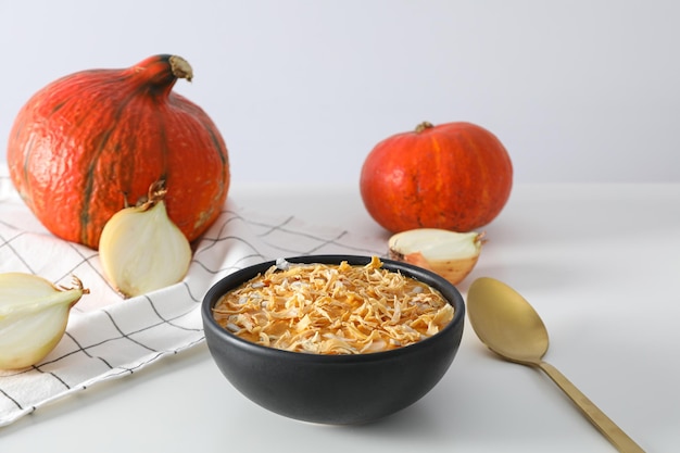 Concetto alimentare della stagione autunnale delizioso porridge di zucca