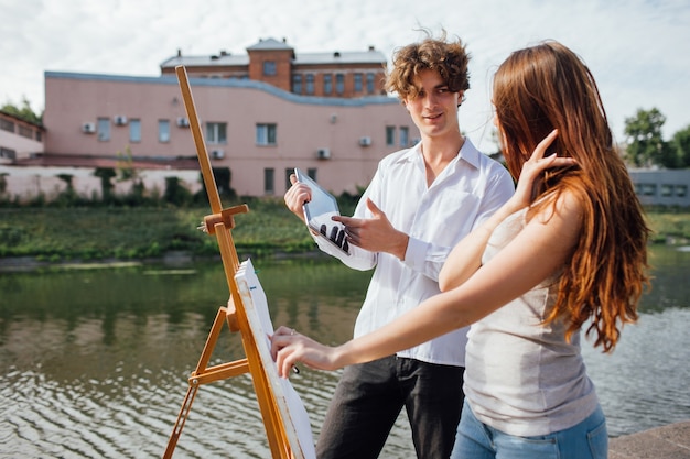 Concetto all'aperto del gadget dell'artista del prototipo. Ricerca in rete per l'ispirazione. Discussione professionale. Processo lavorativo.