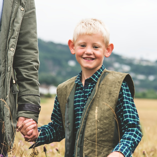 Concetto all&#39;aperto sorridente del figlio del padre di famiglia all&#39;aperto