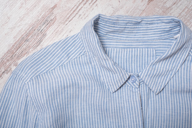 Concetto alla moda. Colletto di camicia a righe blu.