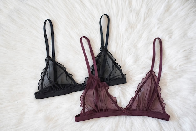 Concetto alla moda. Reggiseno viola e nero su pelliccia bianca