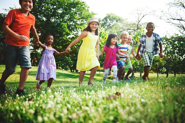 Concetto allegro della natura allegra delle ragazze dei ragazzi degli amici del bambino