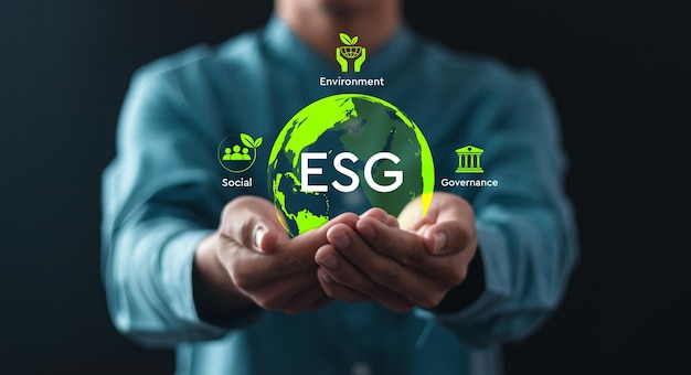 Concetto ambientale sostenibile mondiale ESG ambientale sociale e governance Imprenditore con icone ESG globali virtuali per il concetto ambientale sostenibile mondiale