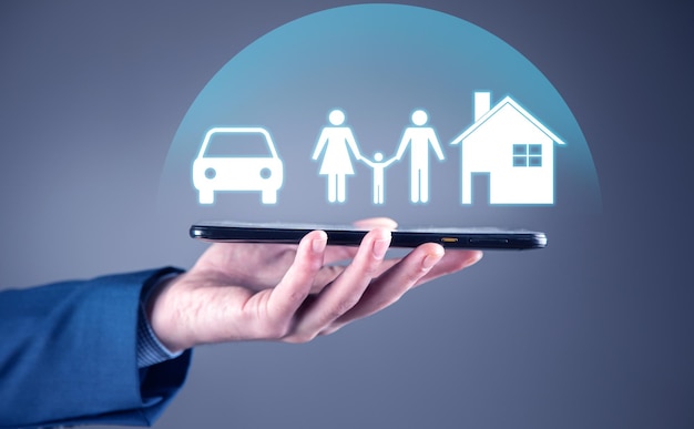 Concetto assicurativo Imprenditore con famiglia di auto