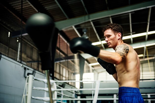 Concetto atletico di boxe di esercizio dell&#39;uomo