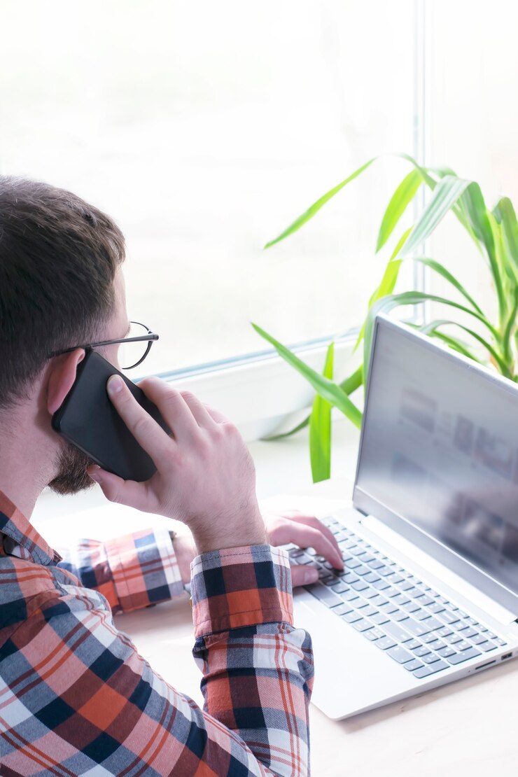 Concetto che fa affari a casa. Il libero professionista lavora a casa con un laptop.