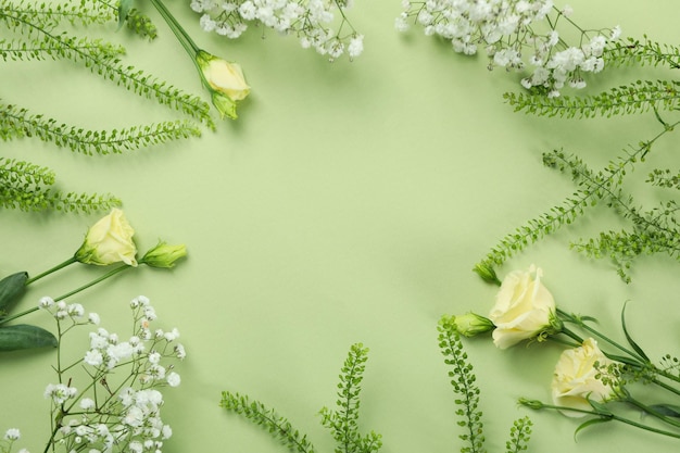 Concetto "Ciao primavera" su sfondo verde, spazio per il testo