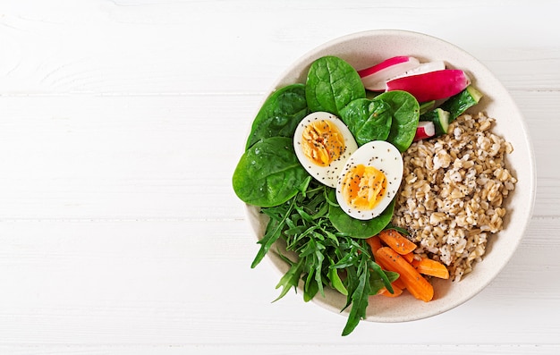 Concetto cibo sano e stile di vita sportivo. Pranzo vegetariano Colazione salutare.