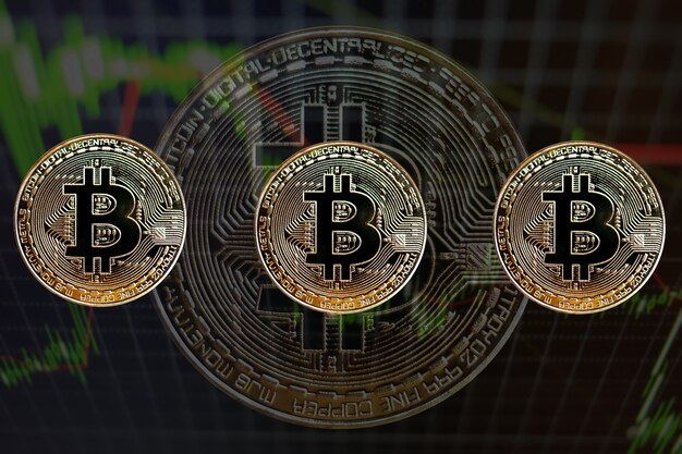 Concetto con bitcoin e grafico a candela