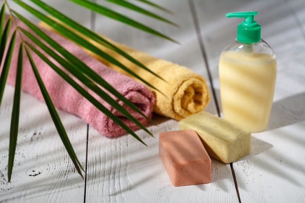 Concetto cosmetico naturale con la foglia verde su bianco