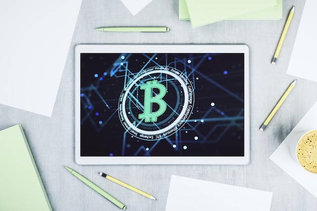 Concetto creativo di Bitcoin sullo schermo di un moderno tablet digitale Rendering 3D con vista dall'alto