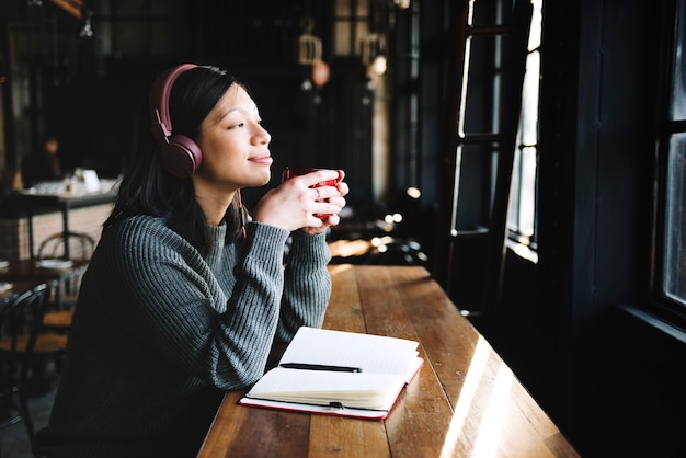 Concetto d&#39;ascolto di pensiero di pensiero del caffè casuale di svago