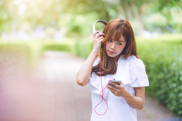 Concetto d&#39;ascolto di rilassamento di media di musica di ascolto della donna.