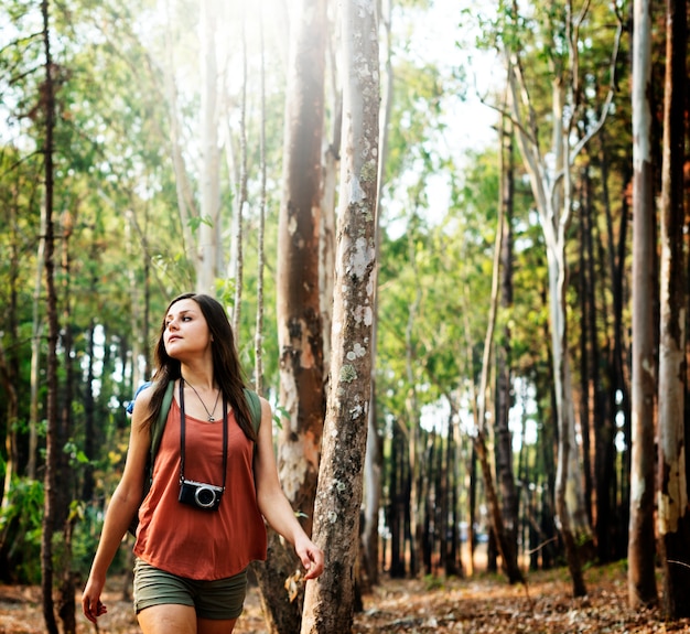 Concetto d&#39;esplorazione della macchina fotografica di camminata della ragazza all&#39;aperto