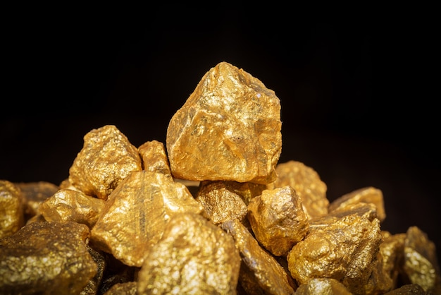 Concetto d'oro, primo piano di grandi pepite d'oro