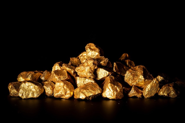 Concetto d'oro, primo piano di grandi pepite d'oro