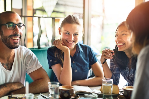 Concetto degli amici della destinazione di viaggio di viaggio di pianificazione