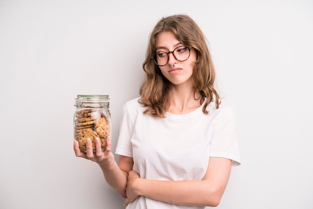 Concetto dei biscotti fatti in casa della ragazza dell'adolescente