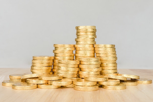 Concetto dei soldi di risparmio, affare crescente della pila della moneta di oro