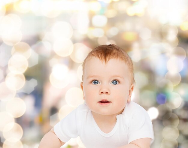 concetto del bambino e del bambino - bambino sorridente che osserva in su