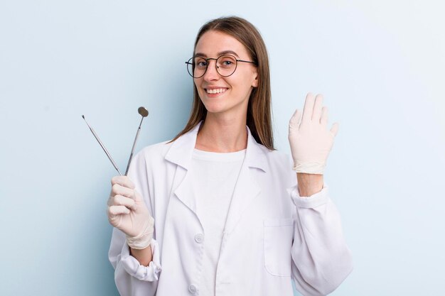 Concetto del dentista della donna graziosa del giovane adulto