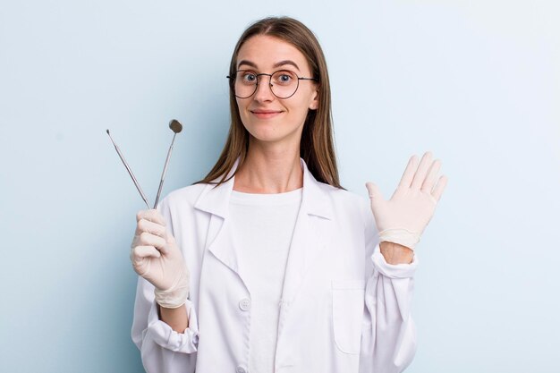 Concetto del dentista della donna graziosa del giovane adulto