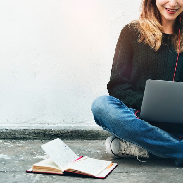 Concetto del dispositivo digitale del taccuino di lettura della donna dello studente