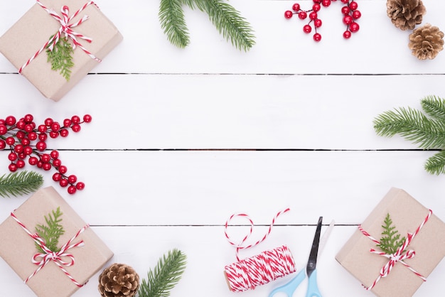 Concetto del fondo di Natale sul fondo di legno bianco della tavola.