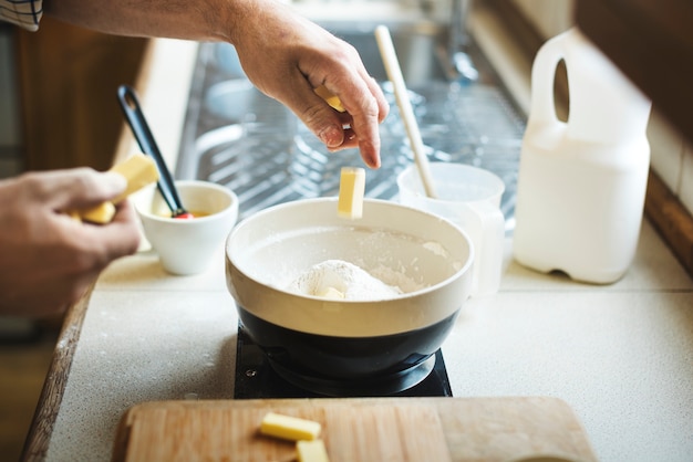 Concetto del forno della pasticceria del latte del burro di miscelazione dell&#39;uomo