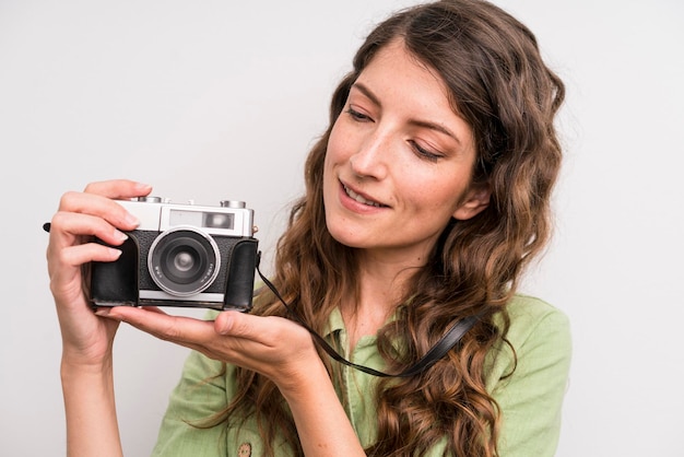 Concetto del fotografo della giovane donna graziosa dell'adulto