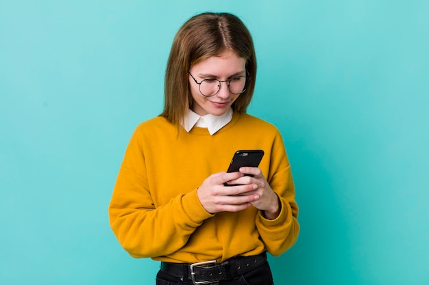 Concetto del telefono della giovane donna graziosa dell'adulto