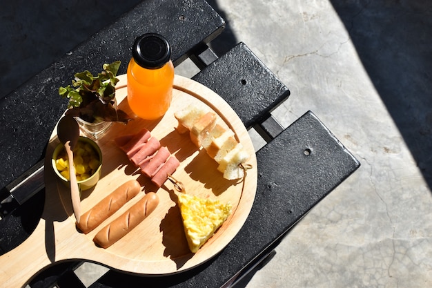 Concetto dell&#39;alimento e bevanda, prima colazione sulla tavola di legno - immagine