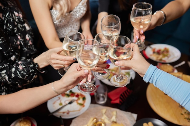 Concetto della cena di divertimento di estate di amicizia di celebrazione di acclamazioni della spiaggia