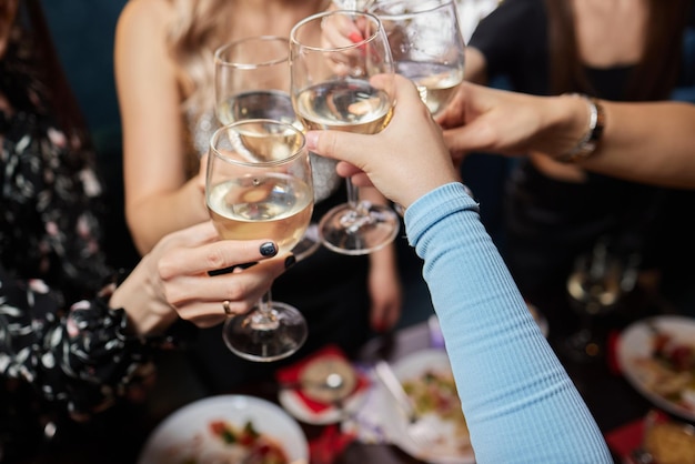 Concetto della cena di divertimento di estate di amicizia di celebrazione di acclamazioni della spiaggia