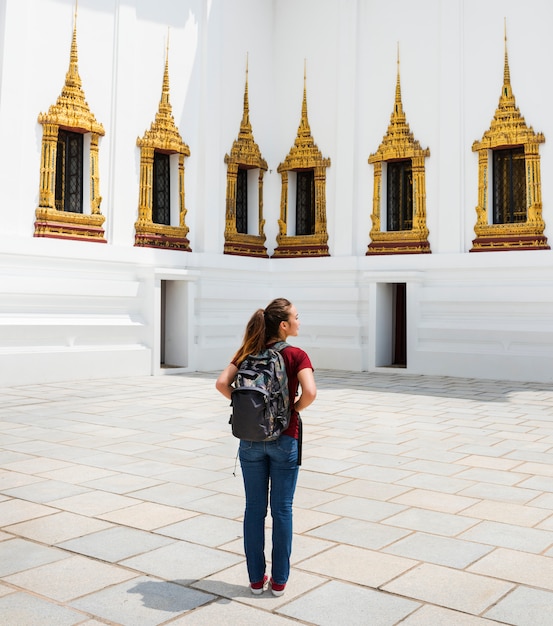 Concetto della cultura della destinazione del viaggiatore Tailandia della donna