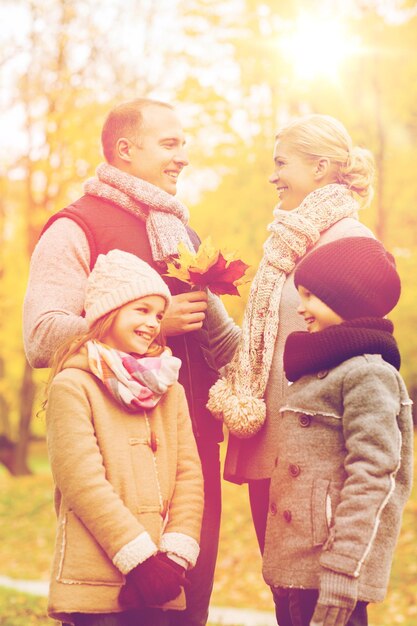 Concetto della famiglia, dell'infanzia, di stagione e della gente - famiglia felice nel parco di autunno