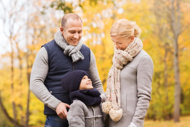 Concetto della famiglia, dell'infanzia, di stagione e della gente - famiglia felice nel parco di autunno