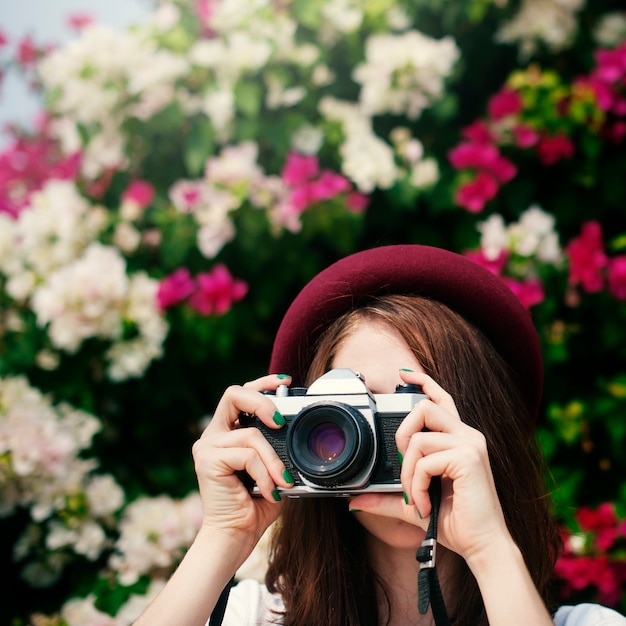 Concetto della natura della fucilazione del fuoco del fotografo della macchina fotografica della ragazza