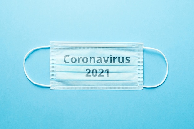 Concetto della seconda ondata di coronavirus covid-19 su una maschera medica nel 2021.