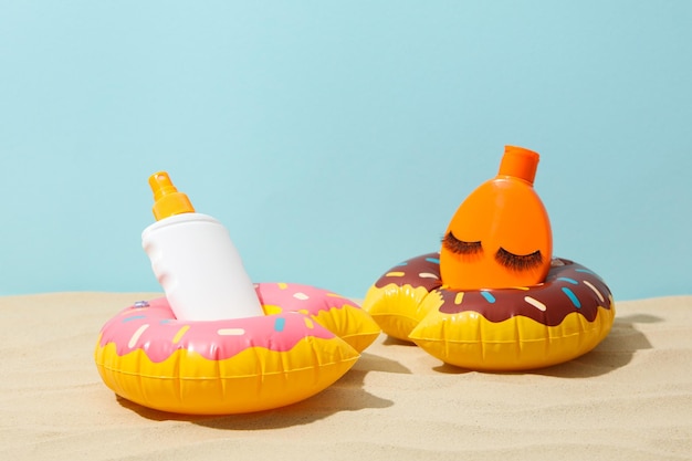 Concetto di accessori per la cura della pelle per le vacanze estive
