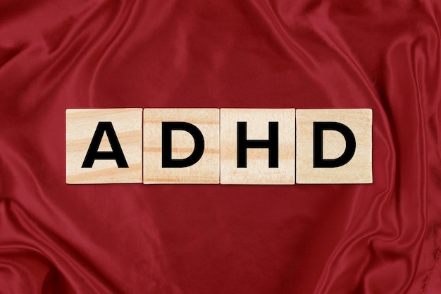 Concetto di ADHD su uno sfondo di seta rossa irrequieta