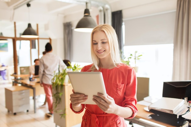 concetto di affari, avvio e persone - donna d'affari felice o impiegato femminile creativo con computer tablet pc