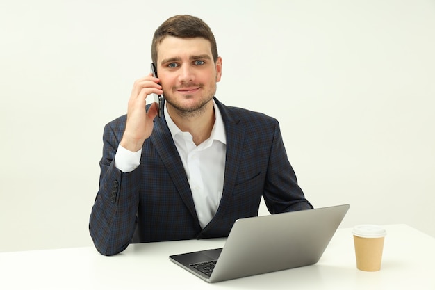 Concetto di affari con il giovane che parla sul telefono.