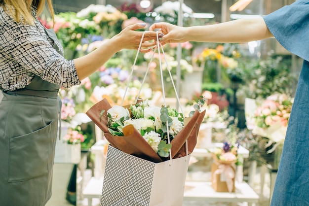 Concetto di affari del negozio di fiori, fiorista e cliente