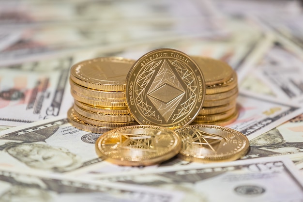 Concetto di affari di criptovaluta. Moneta dorata di Etherium su dollari americani da vicino.