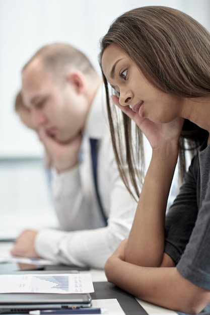 concetto di affari, lavoro di squadra, persone e crisi - team di affari seduto triste e che risolve il problema in ufficio