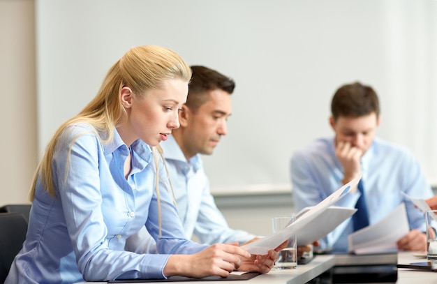 concetto di affari, lavoro di squadra, persone e crisi - team di affari seduto triste e che risolve il problema in ufficio