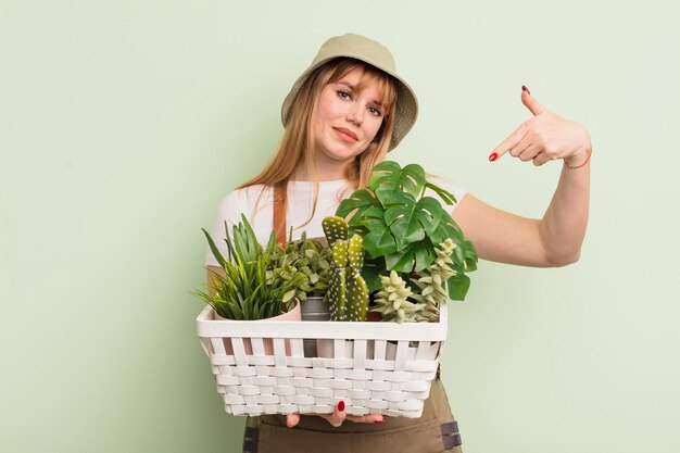 concetto di agricoltore donna graziosa rossa