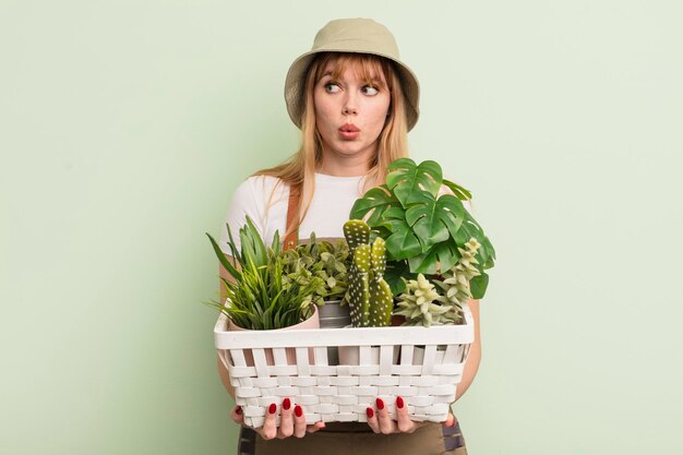 Concetto di agricoltore donna graziosa rossa