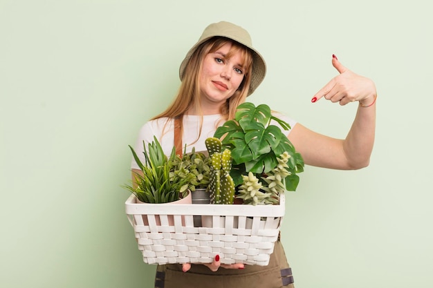 Concetto di agricoltore donna graziosa rossa